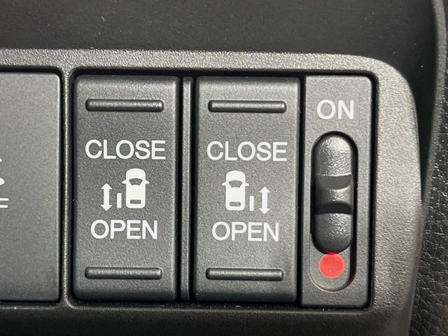 【両側パワースライドドア】スマートキーや運転席のスイッチで後席両側スライドドアの開閉が可能♪電動だから力を入れてドアを開ける必要が無く、小さなお子様でも簡単に開け閉めでき快適です♪