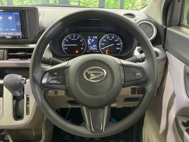 �C���e���A�ɍ��킹���f�U�C���̃X�e�A�����O�́A�^�]�������̂��Ƃ��l���A�^�]���₷���`��A�傫���ł��B�����x�A���ۂɐG���Ă��m���߂��������B