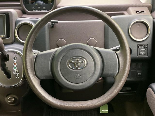 �C���e���A�ɍ��킹���f�U�C���̃X�e�A�����O�́A�^�]�������̂��Ƃ��l���A�^�]���₷���`��A�傫���ł��B�����x�A���ۂɐG���Ă��m���߂��������B