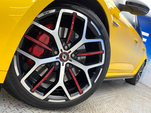 ●純正19インチアルミホイール:輸入車ならではの卓越した走りを支えるホイールと足回りです!日本車の走りに慣れている方にもぜひ体感して頂きたいほど、高いレベルでまとまっています!