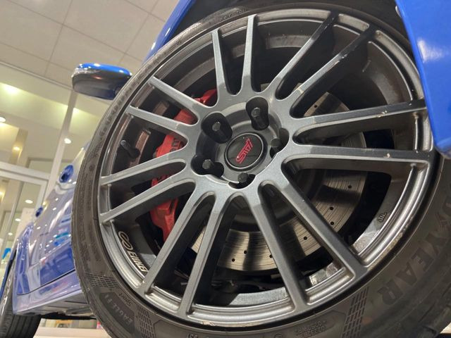 �y����18�C���`�A���~�z�C�[���z�O�ςɃ}�b�`���������A���~�z�C�[���𑕒����Ă���܂��B�e��ЊO�A���~�z�C�[����A�X�^�b�h���X�^�C�����戵�����Ă���܂��B���񂲑��k����������