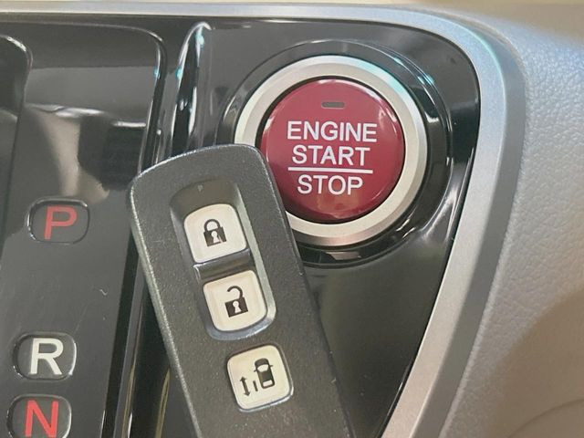 �yHonda�X�}�[�g�L�[�z�J�o����|�P�b�g�ɓ��ꂽ�܂܂ł��h�A�̎{���E�������\�ȃX�}�[�g�L�[�𑕔��B�G���W���̃I���E�I�t�����J�M�����o���K�v����������Ƃ��Ă��֗��ł���