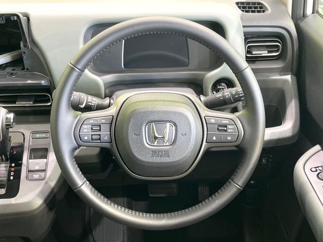 �C���e���A�ɍ��킹���f�U�C���̃X�e�A�����O�́A�^�]�������̂��Ƃ��l���A�^�]���₷���`��A�傫���ł��B�����x�A���ۂɐG���Ă��m���߂��������B