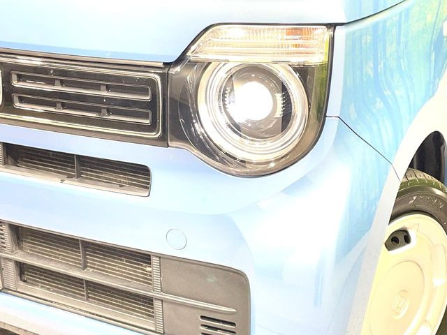 【LEDヘッドライト】悪天候や夜間走行時も良好な視界を確保し安心して運転できる高輝度LEDヘッドライトを装備!点灯速度が早く、消費電力も抑えられています。