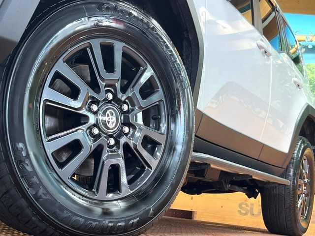 �y����18�C���`�A���~�z�C�[���z�O�ςɃ}�b�`���������A���~�z�C�[���𑕒����Ă���܂��B�e��ЊO�A���~�z�C�[����A�X�^�b�h���X�^�C�����戵�����Ă���܂��B���񂲑��k����������