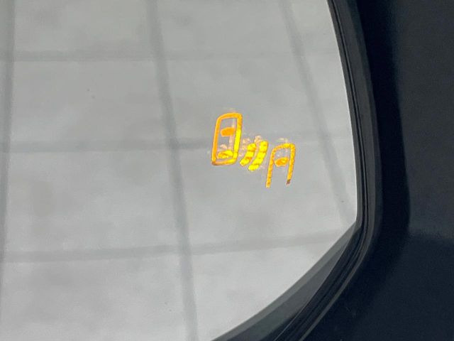 【ブラインドスポットモニター】走行中、ドアミラーの死角になりやすい箇所に後続車が接近するとサイドミラーのレンズに警告を表示!ドライバーに注意喚起をしてくれます。