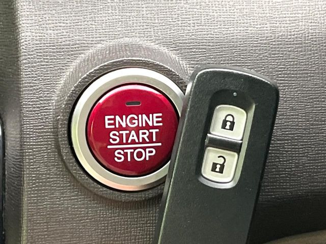 �yHonda�X�}�[�g�L�[�z�J�o����|�P�b�g�ɓ��ꂽ�܂܂ł��h�A�̎{���E�������\�ȃX�}�[�g�L�[�𑕔��B�G���W���̃I���E�I�t�����J�M�����o���K�v����������Ƃ��Ă��֗��ł���