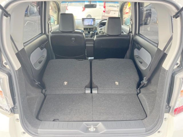 ���i�̂���������ʋ΁A���}���ɏ\���ȉ׎��X�y�[�X���m�ۂ��Ă���܂��B�Z�J���h�V�[�g��|���ƁA�傫�ȉו��̐ύڂ��\�ł���