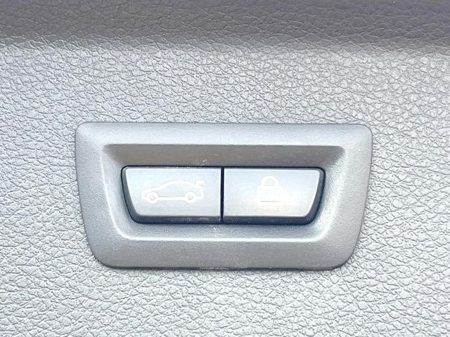 ●電動リアゲート:ワンタッチでリアゲートの開閉ができ、荷物などで両手が塞がっている状態でも簡単に開閉ができる便利機能です。