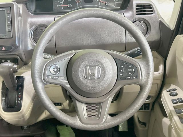 �C���e���A�ɍ��킹���f�U�C���̃X�e�A�����O�́A�^�]�������̂��Ƃ��l���A�^�]���₷���`��A�傫���ł��B�����x�A���ۂɐG���Ă��m���߂��������B