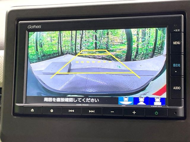 【バックカメラ】駐車時に後方がリアルタイム映像で確認できます。大型商業施設や立体駐車場での駐車時や、夜間のバック時に大活躍!運転スキルに関わらず、今や必須となった装備のひとつです!