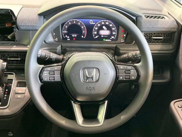 �C���e���A�ɍ��킹���f�U�C���̃X�e�A�����O�́A�^�]�������̂��Ƃ��l���A�^�]���₷���`��A�傫���ł��B�����x�A���ۂɐG���Ă��m���߂��������B