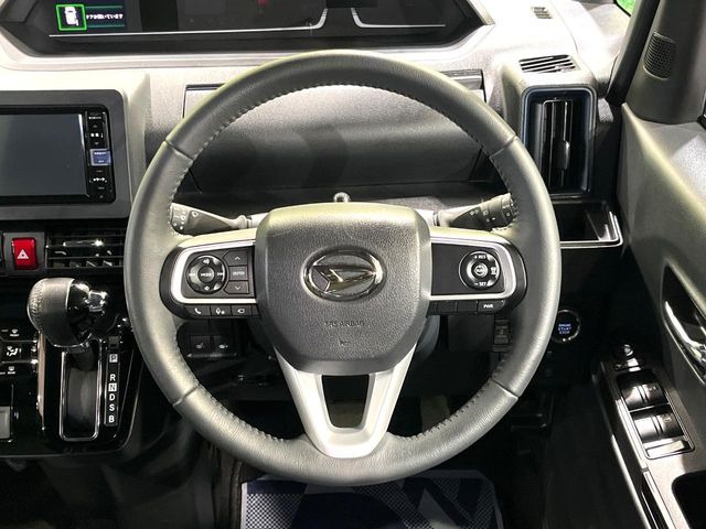 �C���e���A�ɍ��킹���f�U�C���̃X�e�A�����O�́A�^�]�������̂��Ƃ��l���A�^�]���₷���`��A�傫���ł��B�����x�A���ۂɐG���Ă��m���߂��������B