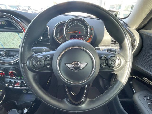 ���}���`�t�@���N�V�����X�e�A�����O:�n���h���̍��E�̃{�^���ŃI�[�f�B�I�̑I���≹�ʂ̒��߂��\�ł��B�n���h�����������������ł���̂ň��S�ł��ˁ�