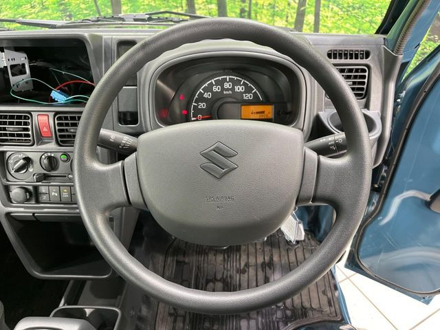 �C���e���A�ɍ��킹���f�U�C���̃X�e�A�����O�́A�^�]�������̂��Ƃ��l���A�^�]���₷���`��A�傫���ł��B�����x�A���ۂɐG���Ă��m���߂��������B