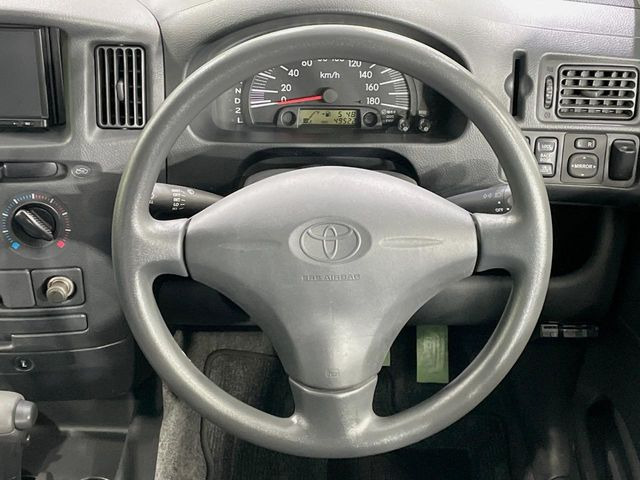 �C���e���A�ɍ��킹���f�U�C���̃X�e�A�����O�́A�^�]�������̂��Ƃ��l���A�^�]���₷���`��A�傫���ł��B�����x�A���ۂɐG���Ă��m���߂��������B