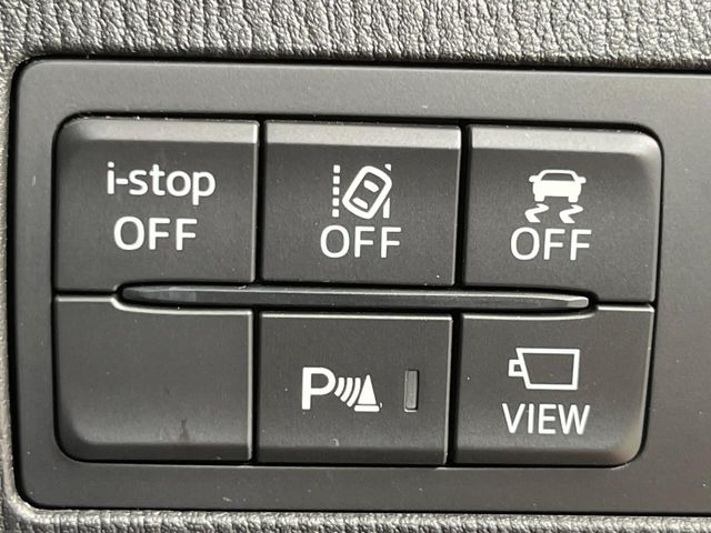 【車線逸脱警報】道路上の白(黄)線を認識し、意図せず走行中の車線からはみ出しそうになった時、メーター内の警告灯とブザーで注意喚起してくれる安心・安全機能です♪