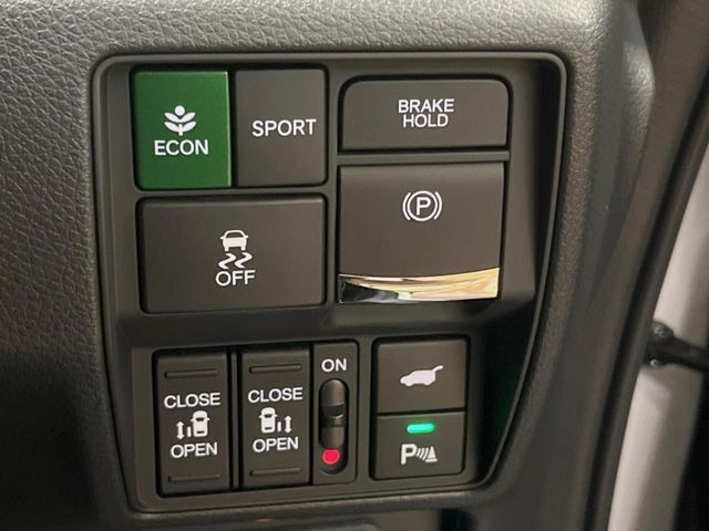 �y�����X���C�h�h�A�z���ԏ�ŗׂ̎ԂƂ̊Ԋu���������ɂ������A�X���C�h�h�A�Ȃ���S!�h�A�I�[�v������������炸�A�J�������L���̂ŏ��~�肪�Ƃ��Ă��ȒP�ł��B�傫�ȉו��̏o���������Ȃ���\��