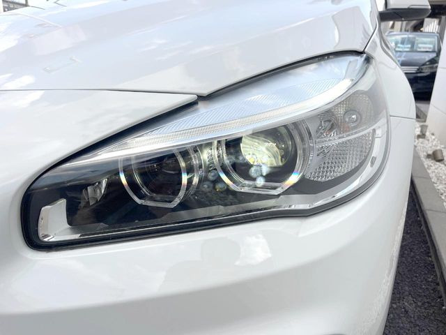 ●LEDヘッドライト:夜間走行時も良好な視界を確保し安心して運転できる高輝度LEDヘッドライトを装備!点灯速度が早く、消費電力も抑えられています。