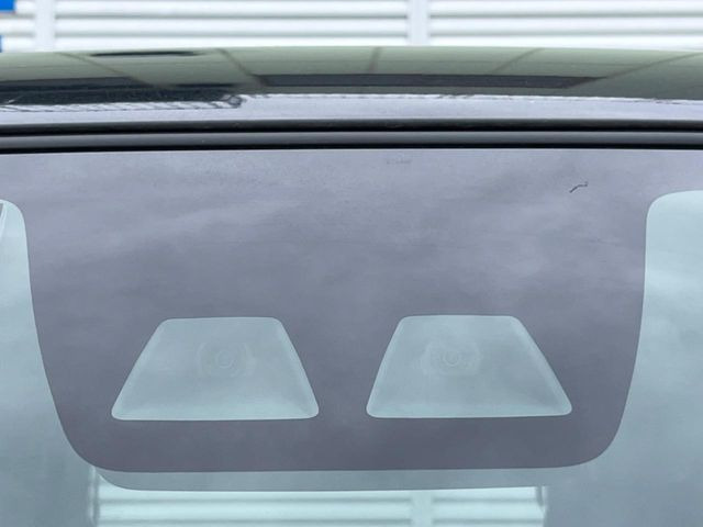 【スマートアシスト】走行中に前方の車両等を認識し、衝突しそうな時は警報とブレーキで衝突回避と被害軽減をアシスト。より安全にドライブをお楽しみいただけます。