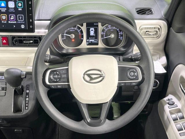 インテリアに合わせたデザインのステアリングは、運転される方のことも考え、運転しやすい形状、大きさです。是非一度、実際に触ってお確かめください。