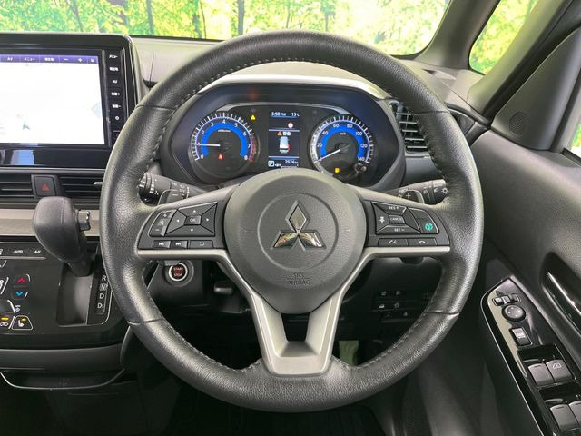 �C���e���A�ɍ��킹���f�U�C���̃X�e�A�����O�́A�^�]�������̂��Ƃ��l���A�^�]���₷���`��A�傫���ł��B�����x�A���ۂɐG���Ă��m���߂��������B