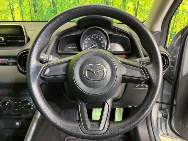 �C���e���A�ɍ��킹���f�U�C���̃X�e�A�����O�́A�^�]�������̂��Ƃ��l���A�^�]���₷���`��A�傫���ł��B�����x�A���ۂɐG���Ă��m���߂��������B