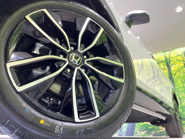 �y����18�C���`�A���~�z�C�[���z�O�ςɃ}�b�`���������A���~�z�C�[���𑕒����Ă���܂��B�e��ЊO�A���~�z�C�[����A�X�^�b�h���X�^�C�����戵�����Ă���܂��B���񂲑��k����������