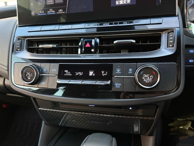 【左右独立型フルオートエアコン】運転席と助手席でそれぞれお好みの温度に設定可能。同乗者にも配慮した、快適な空調をお届け致します。