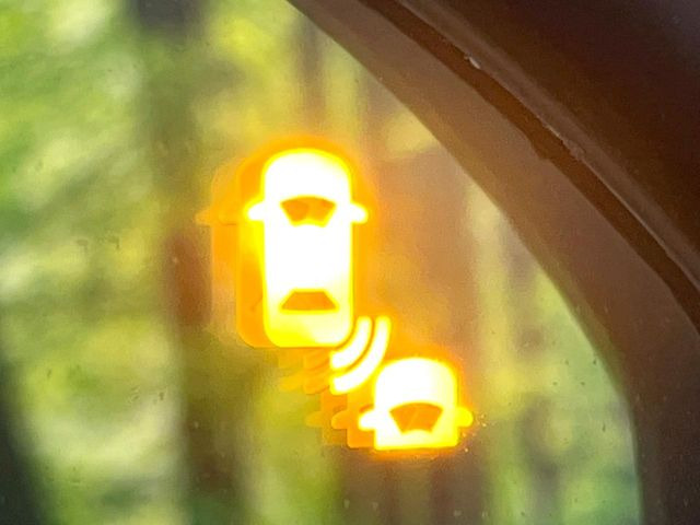 �y�u���C���h�X�|�b�g�C���t�H���[�V�����z���s���A�h�A�~���[�̎��p�ɂȂ�₷���ӏ��Ɍ㑱�Ԃ��ڋ߂���ƃT�C�h�~���[�t�߂Ɍx����\���A�h���C�o�[�ɒ��ӊ��N�����Ă���܂��B