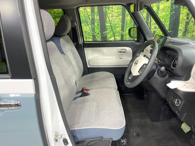 運転席まわりには十分なスペースがあり、大柄な方でもゆったり運転していただける環境です。