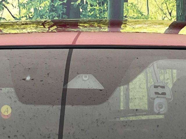 【スマートシティブレーキサポート】低速走行中に前方の車両等を認識し、衝突しそうな時は警報とブレーキで衝突回避と被害軽減をアシスト。より安全にドライブをお楽しみいただけます。