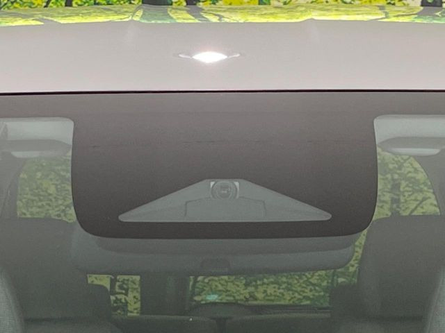 【ホンダセンシング】走行中に前方の車両等を認識し、衝突しそうな時は警報とブレーキで衝突回避と被害軽減をアシスト。より安全にドライブをお楽しみいただけます。