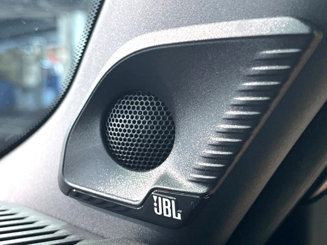 �yJBL�T�E���h�V�X�e���z���[�J�[�I�v�V�����̍��i�ʃT�E���h�V�X�e���𓋍ځB��p�̃`���[�j���O���{���ꂽ�召�l�X�ȃX�s�[�J�[����ǎ��ȃT�E���h���t�ł��A�Տꊴ���ӂ�鉹����Ԃ����o���܂��B