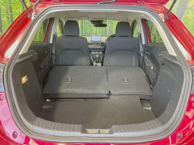 ���i�̂���������ʋ΁A���}���ɏ\���ȉ׎��X�y�[�X���m�ۂ��Ă���܂��B�Z�J���h�V�[�g��|���ƁA�傫�ȉו��̐ύڂ��\�ł���