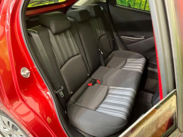 後部座席も気になるようなキズ・汚れやへたり等、大きなダメージはなく、良好な状態です。