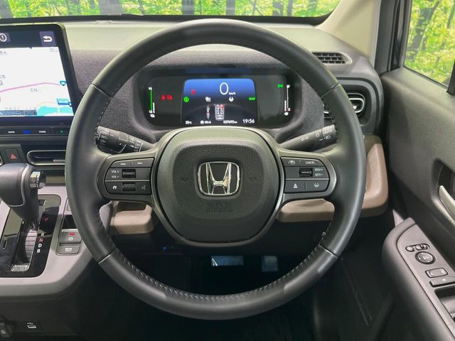 【純正革巻きステアリング】上質な革を使用することで、手にしっかり馴染みとても運転しやすいハンドルです♪