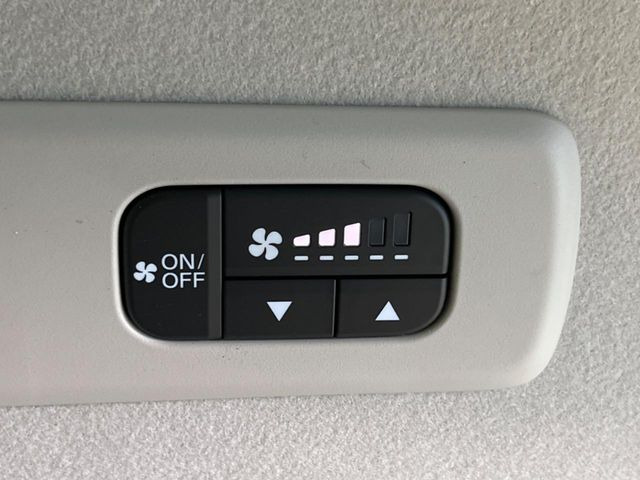【リアクーラー】エアコンの風を後部座席まで届けてくれ、広い車内空間でも素早く快適な温度になります♪真夏や真冬に便利な機能です。