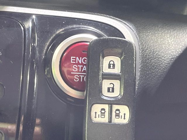 �yHonda�X�}�[�g�L�[�z�J�o����|�P�b�g�ɓ��ꂽ�܂܂ł��h�A�̎{���E�������\�ȃX�}�[�g�L�[�𑕔��B�G���W���̃I���E�I�t�����J�M�����o���K�v����������Ƃ��Ă��֗��ł���