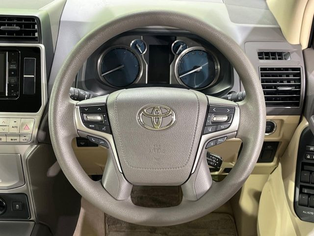 �C���e���A�ɍ��킹���f�U�C���̃X�e�A�����O�́A�^�]�������̂��Ƃ��l���A�^�]���₷���`��A�傫���ł��B�����x�A���ۂɐG���Ă��m���߂��������B