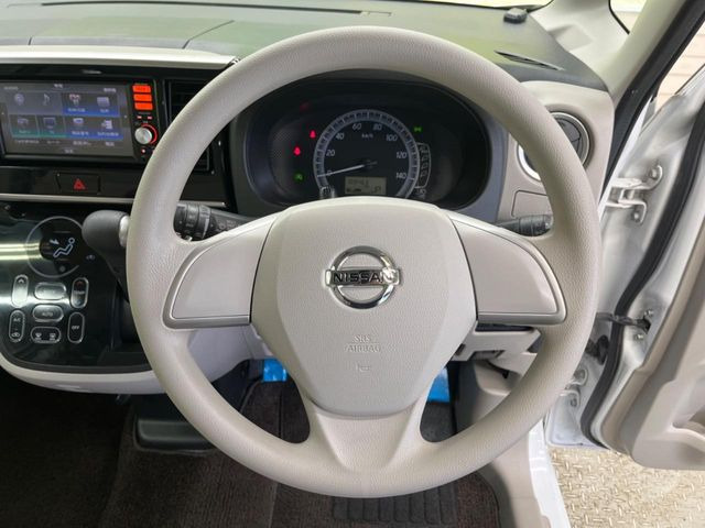 �C���e���A�ɍ��킹���f�U�C���̃X�e�A�����O�́A�^�]�������̂��Ƃ��l���A�^�]���₷���`��A�傫���ł��B�����x�A���ۂɐG���Ă��m���߂��������B