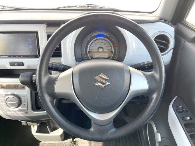 �C���e���A�ɍ��킹���f�U�C���̃X�e�A�����O�́A�^�]�������̂��Ƃ��l���A�^�]���₷���`��A�傫���ł��B�����x�A���ۂɐG���Ă��m���߂��������B