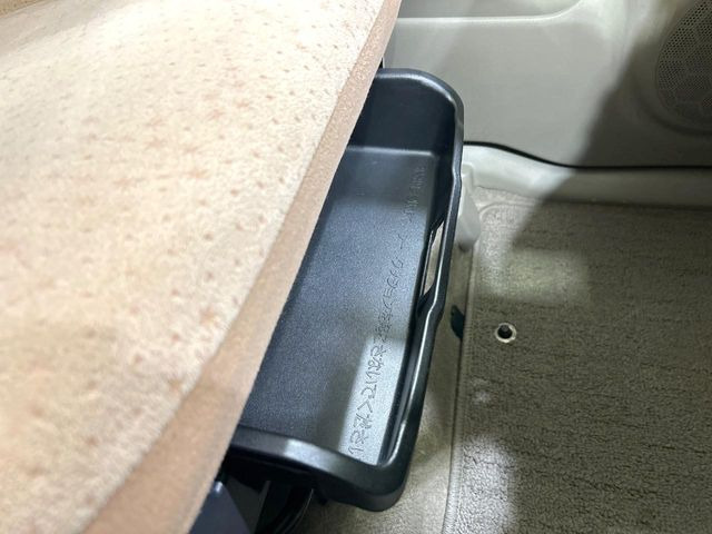 �y�V�[�g�A���_�[�{�b�N�X�z�V�[�g�̉��ɑ�e�ʂ̎��[�X�y�[�X��������Ă���A�C���ԃO�b�Y�ȂǁA�O���猩��ꂽ���Ȃ����̂�����������[�ł��ĕ֗�!