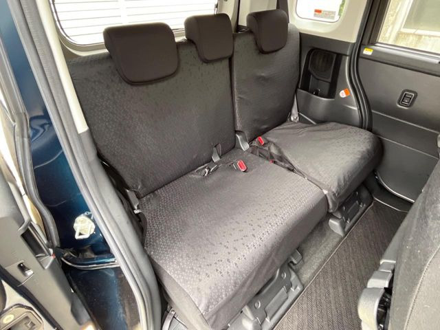 後部座席も気になるようなキズ・汚れやへたり等、大きなダメージはなく、良好な状態です。