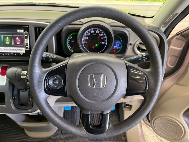 �C���e���A�ɍ��킹���f�U�C���̃X�e�A�����O�́A�^�]�������̂��Ƃ��l���A�^�]���₷���`��A�傫���ł��B�����x�A���ۂɐG���Ă��m���߂��������B