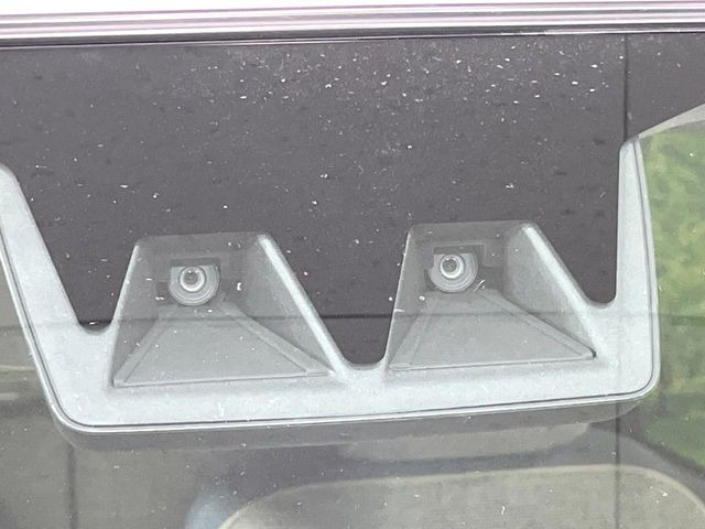 【スマートアシスト】走行中に前方の車両等を認識し、衝突しそうな時は警報とブレーキで衝突回避と被害軽減をアシスト。より安全にドライブをお楽しみいただけます。
