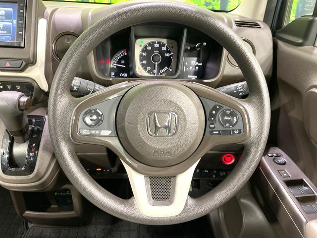 インテリアに合わせたデザインのステアリングは、運転される方のことも考え、運転しやすい形状、大きさです。是非一度、実際に触ってお確かめください。