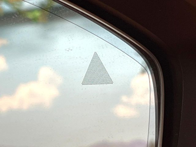 �y�u���C���h�X�|�b�g���j�^�����O�z���s���A�h�A�~���[�̎��p�ɂȂ�₷���ӏ��Ɍ㑱�Ԃ��ڋ߂���ƃT�C�h�~���[�t�߂Ɍx����\���A�h���C�o�[�ɒ��ӊ��N�����Ă���܂��B