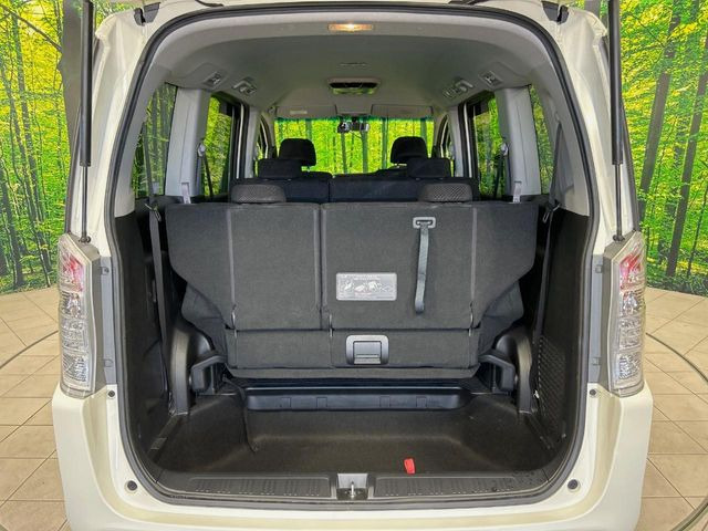 ���i�̂���������ʋ΁A���}���ɏ\���ȉ׎��X�y�[�X���m�ۂ��Ă���܂��B�Z�J���h�V�[�g��|���ƁA�傫�ȉו��̐ύڂ��\�ł���