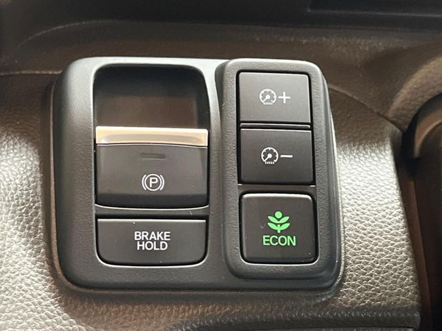 �y�I�[�g�u���[�L�z�[���h�z�M���҂���a�؂Œ�Ԏ��Ƀu���[�L���瑫�𗣂��Ă��A��~��Ԃ�ێ����Ă���܂��B�O�i����Ƃ��̓A�N�Z���𓥂߂Ύ����ŉ��������̂ň��S��X���^�]���y�ɂȂ�܂���